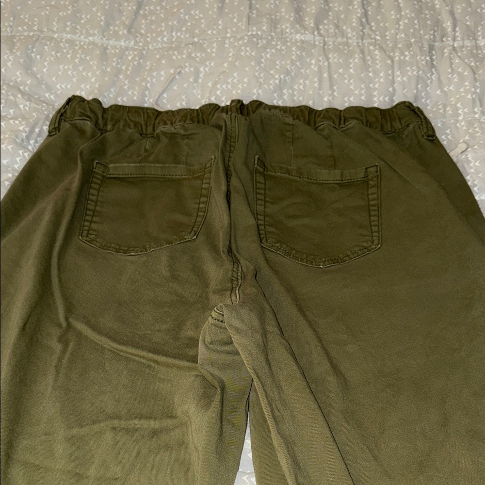 Torrid Weekender Cropped Pants Olive Green - Picture 3 of 4